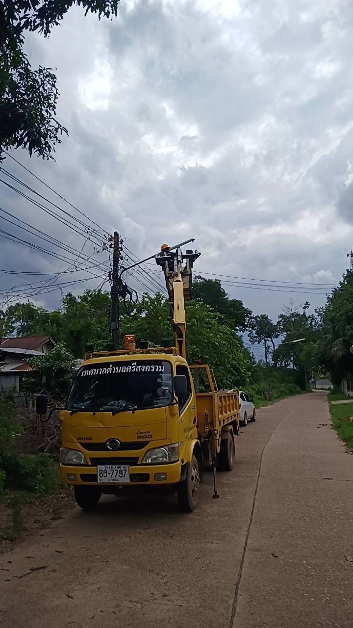 งานไฟฟ้ากองช่างได้ออกสำรวจแก้ไขซ่อมแซมโคมไฟส่องสว่างสาธารณะชำรุด